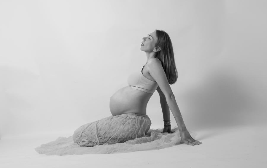 Sesja ciążowa w atelier, fotografia czarno-biała
