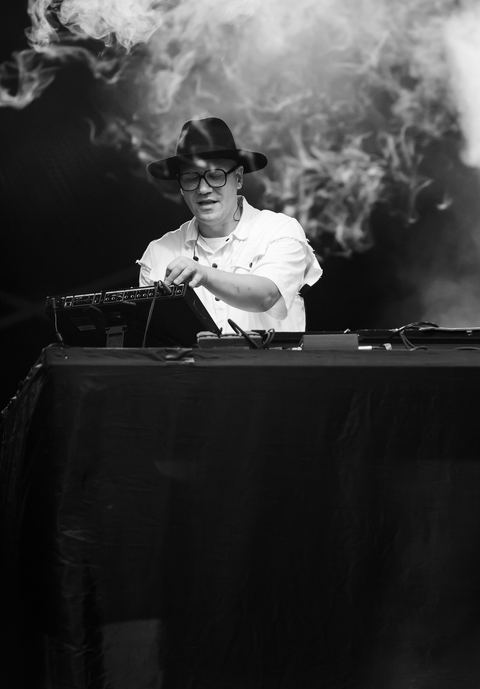 DJ w kłębach dymu, fotografia czarno-biała
