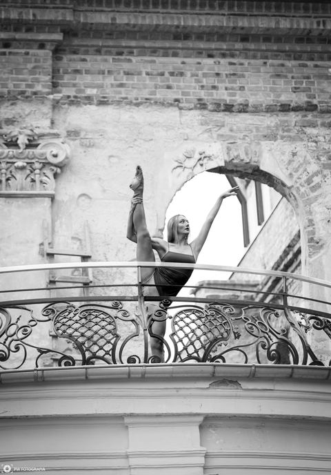 Baletnica na zabytkowym balkonie, fotografia czarno-biała