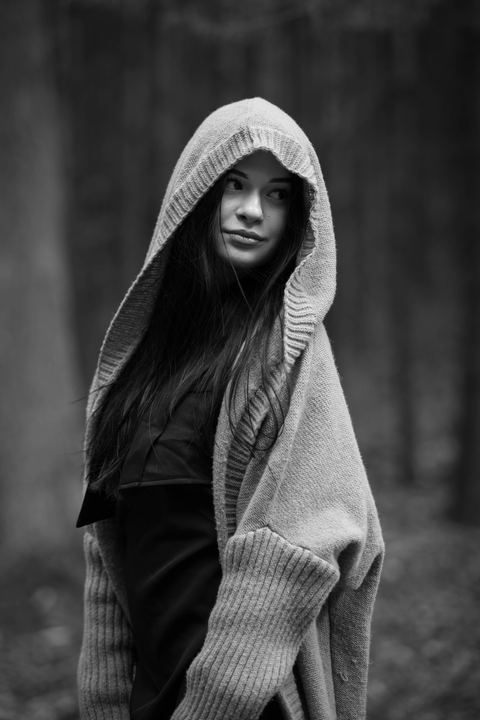 Portret w kapturze, fotografia czarno-biała