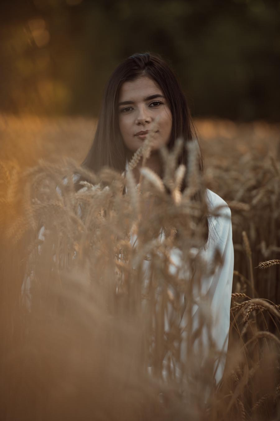Portret w zbożu w złotym świetle