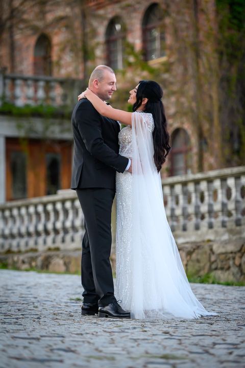 Para młoda przed pałacem