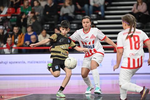 Zawodnicy w kontrataku w hali sportowej
